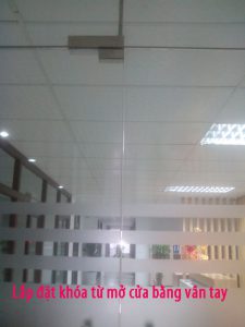 Lắp đặt khóa từ cho cửa kính