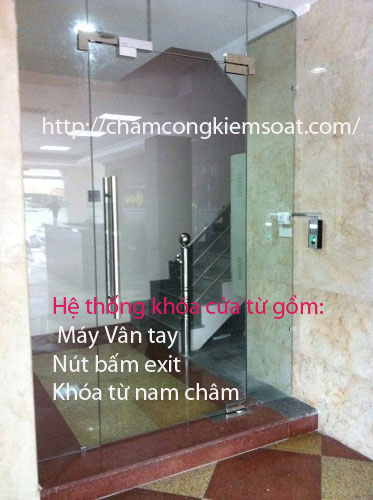 máy kiểm soát cửa khóa từ bằng vân tay và thẻ từ