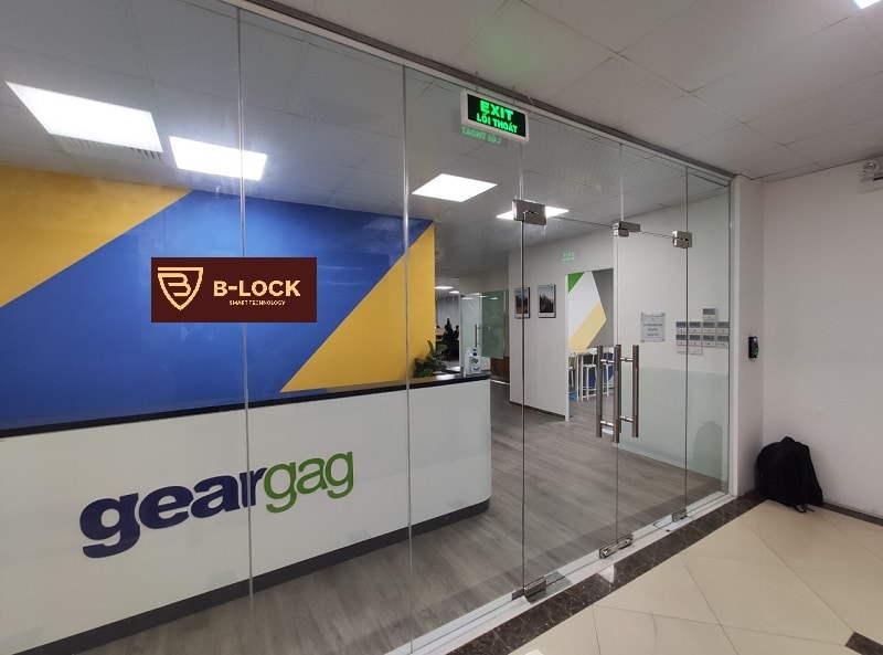 Lắp đặt khóa cửa kính vân tay thủy lực