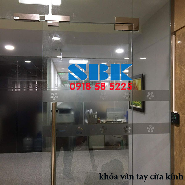 khóa vân tay cửa kính thủy lực 2 cánh