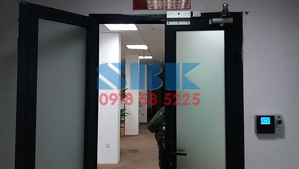 kiểm soát ra vào vân tay cho cửa nhôm kính 