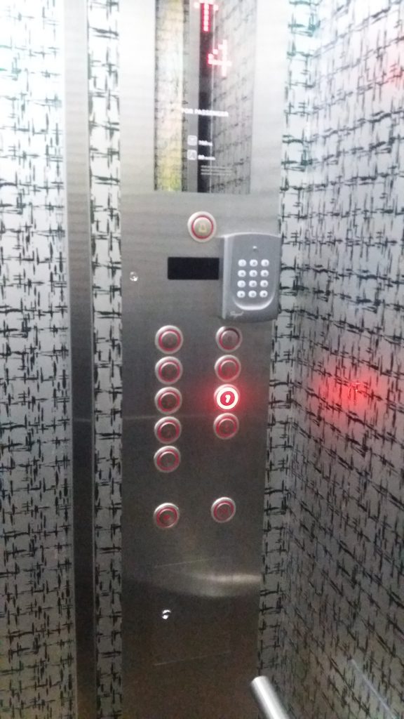 kiểm soát thẻ từ thang máy