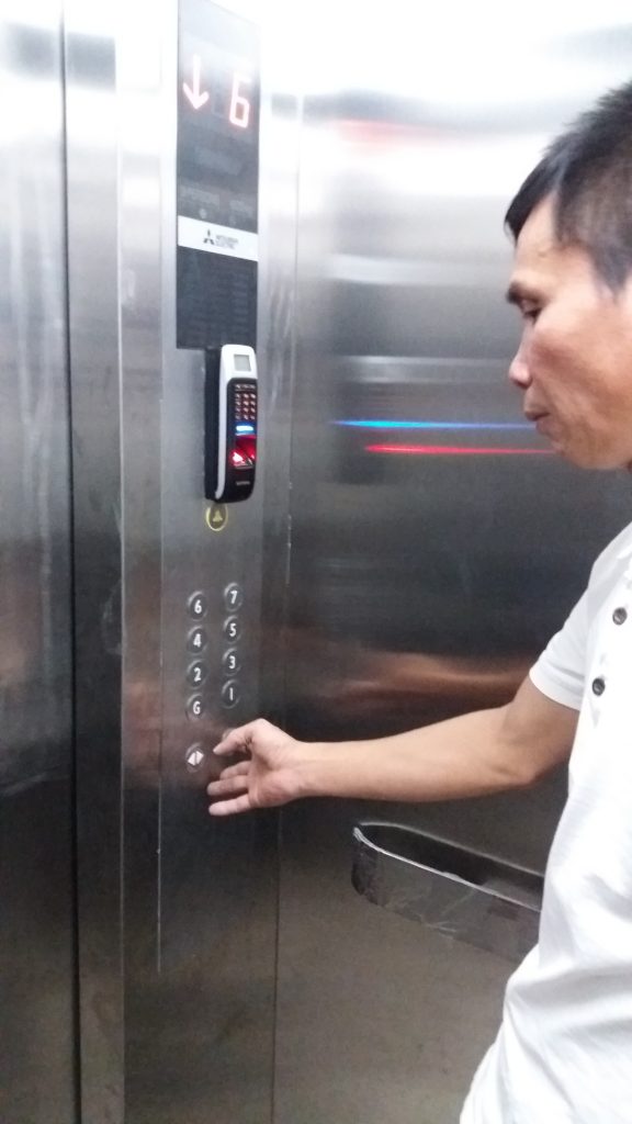 kiểm soát thang máy bằng vân tay