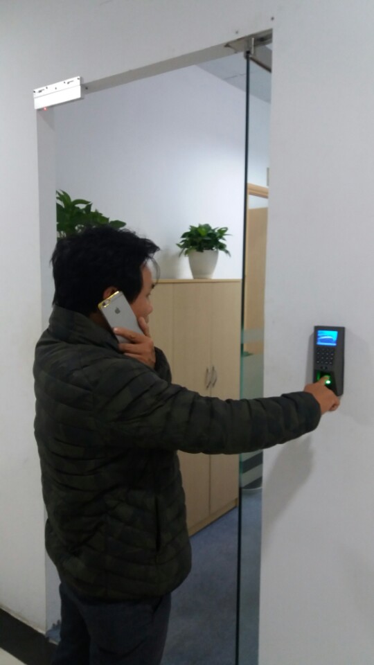 Máy chấm vân tay kiểm soát ra vào bằng vân tay 