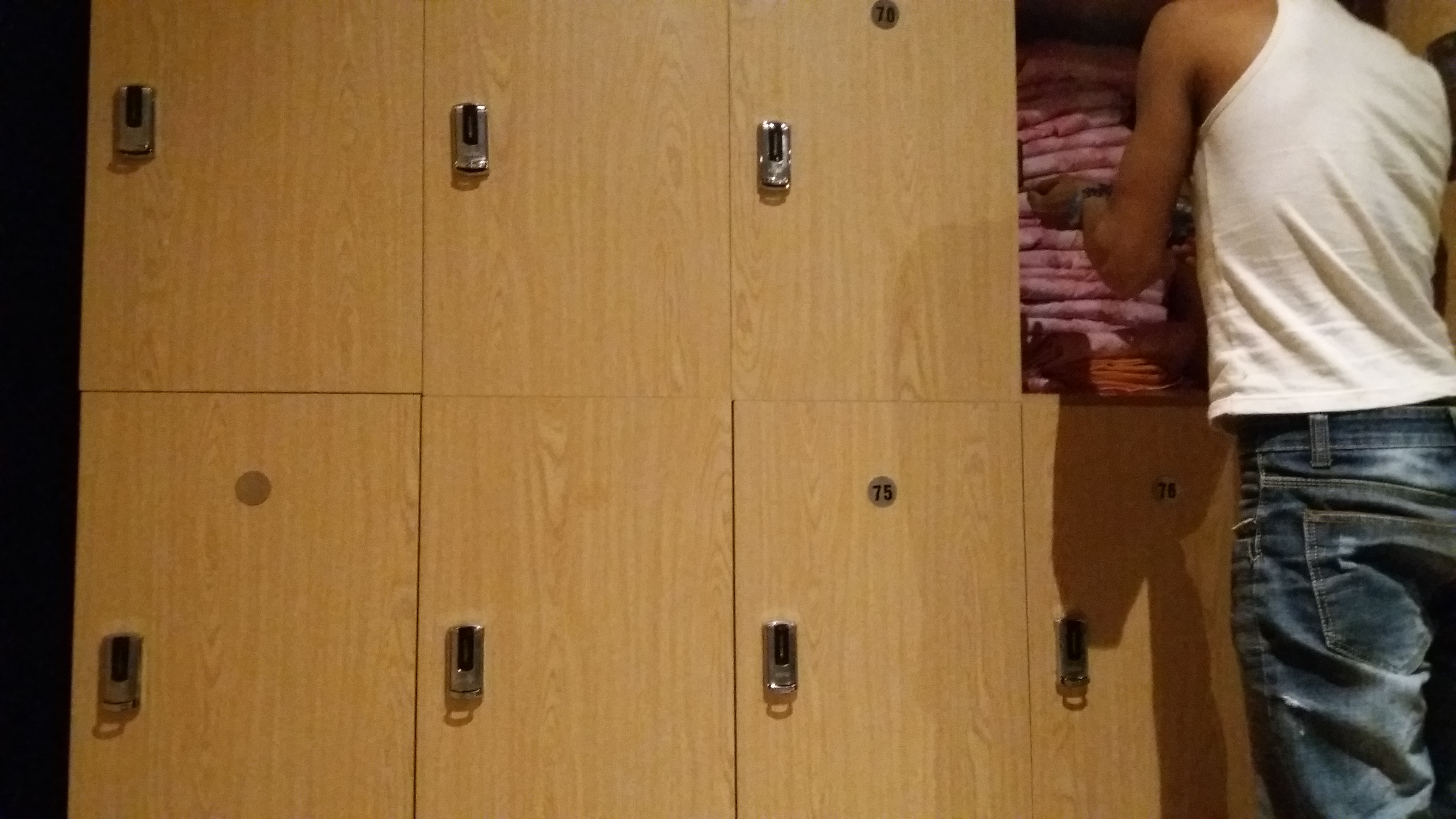 Lắp khóa tủ locker cho tủ đồ