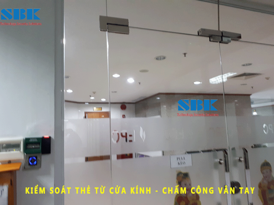 kiểm soát cửa ra vào băng thẻ từ cửa kính 