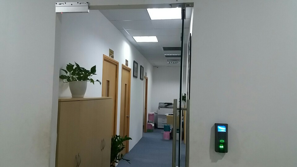 Thiết bị kiểm soát cửa ra vào bằng vân tay, thẻ từ giá rẻ
