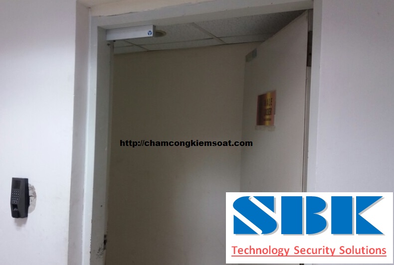Lắp đặt hệ thống khóa từ, thẻ từ cho cửa thoát hiểm kết nối với hệ thống báo cháy