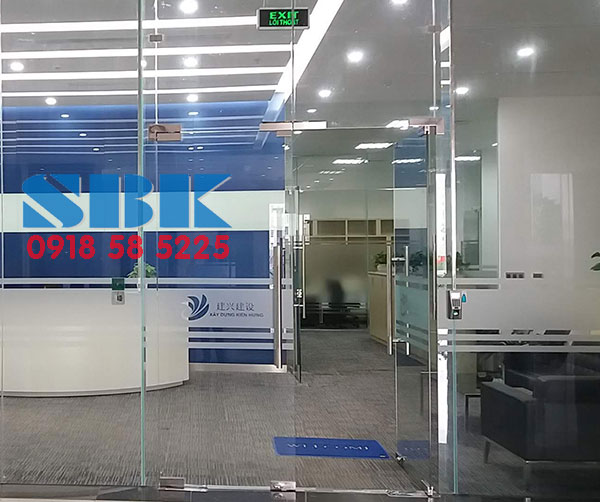 Một hệ thống kiểm soát cửa ra vào bằng vân tay cần những thiết bị nào