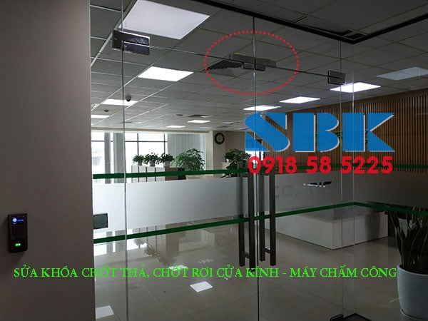 SỬA KHÓA CHỐT THẢ, CHỐT RƠI CỬA KÍNH - MÁY CHẤM CÔNG