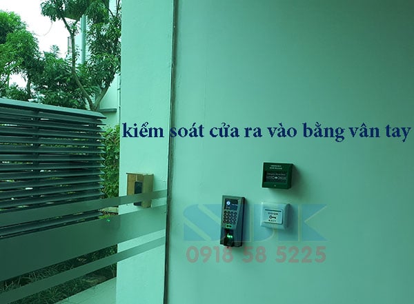 Kiểm soát cửa ra vào bằng vân tay