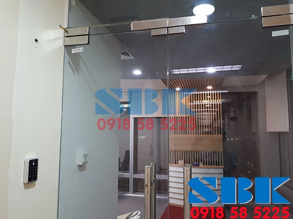 máy quẹt thẻ từ ra vào cửa kính 2 cánh