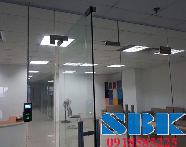 Sửa chữa, lắp đặt lại khóa vân tay máy chấm công cửa kính 