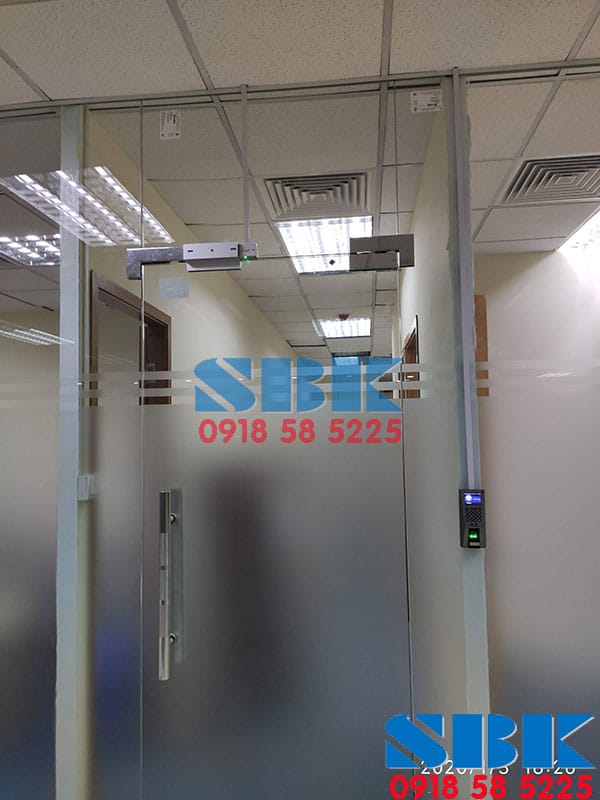 khóa cửa kính vân tay và chấm công 