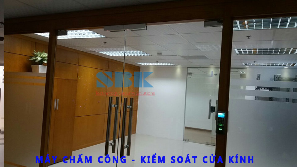 Hệ thống kiểm soát cửa ra vào bằng vân tay 