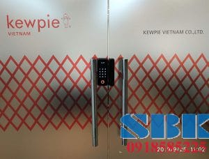 Lắp đặt khóa vân tay cho cửa kính