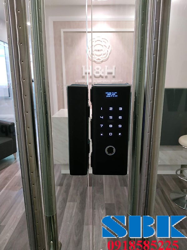 Lắp đặt khóa vân tay cho cửa kính thủy lực bằng pin