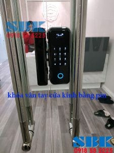 khóa vân tay cửa kính bằng pin
