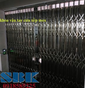 Khóa vân tay cửa xếp inox 2 cánh trượt ngang