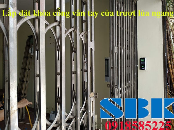 khóa cửa cổng bằng vân tay cho cửa xếp inox