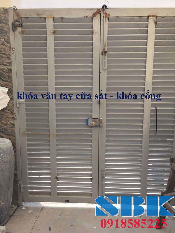 lắp khóa vân tay cho cổng sắt giá rẻ