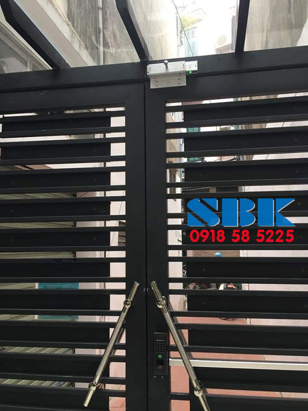 Bán và lắp khóa vân tay cho cửa sắt nhà trọ ngoài trời 