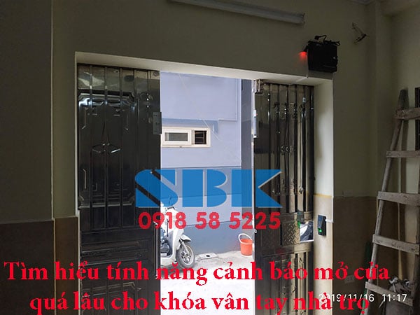 Tìm hiểu tính năng cảnh báo mở cửa quá lâu cho khóa vân tay nhà trọ