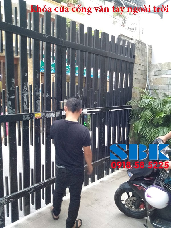khóa cửa vân tay ngoài trời
