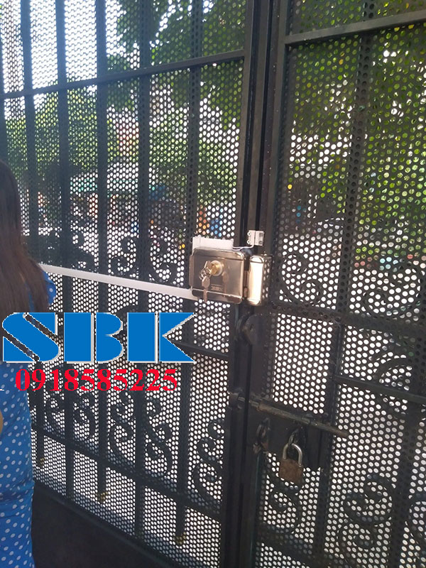 khóa điện tử cho cổng sắt có chìa cơ và vân tay 