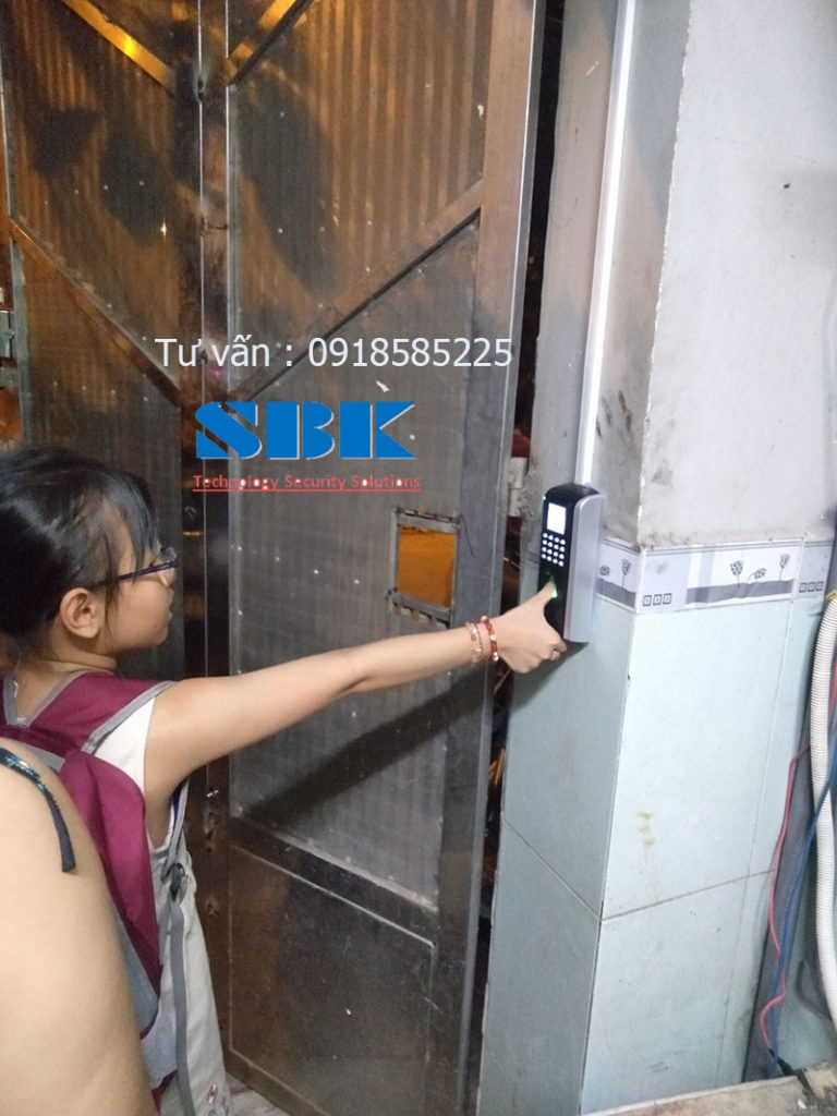 Lắp đặt khóa vân tay nhà trọ cho cổng sắt