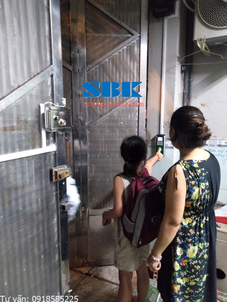 Lắp đặt khóa vân tay nhà trọ cửa sắt tại Phường 10 Quận Tân Bình Hồ Chí Minh