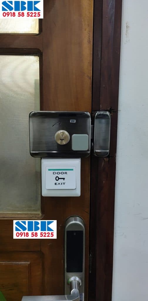 Lắp đặt khóa cửa vân tay cửa gỗ cho nhà trọ