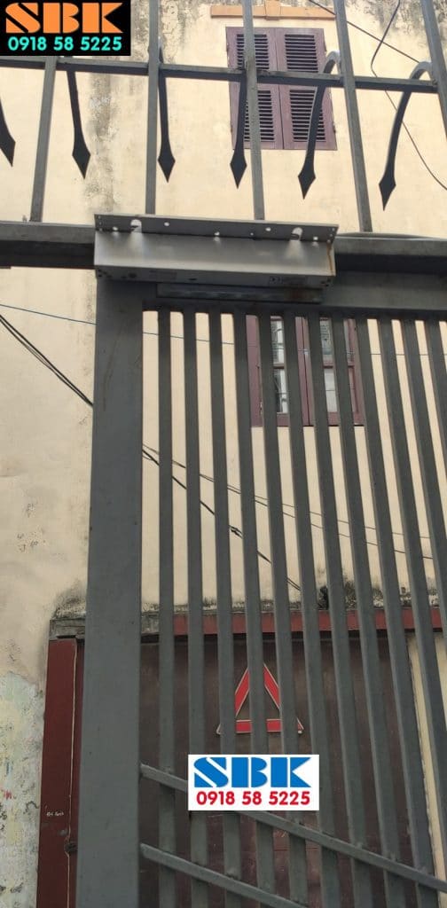 Lắp đặt khóa vân tay cổng sắt ngoài trời