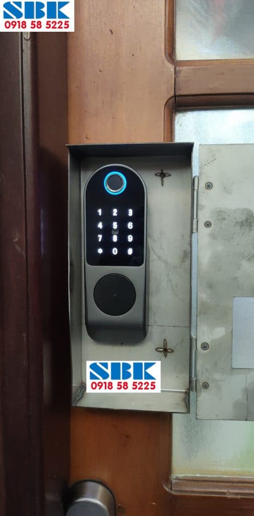 Lắp đặt khóa vân tay cửa gỗ nhà trọ chung cư