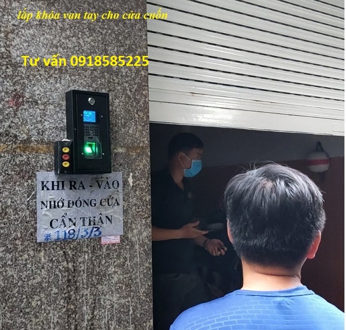 lắp khoá vân tay cho cửa cuốn