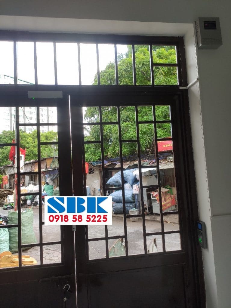 lắp đặt khoá cổng sắt vân tay nhà trọ Ronald jack F16S