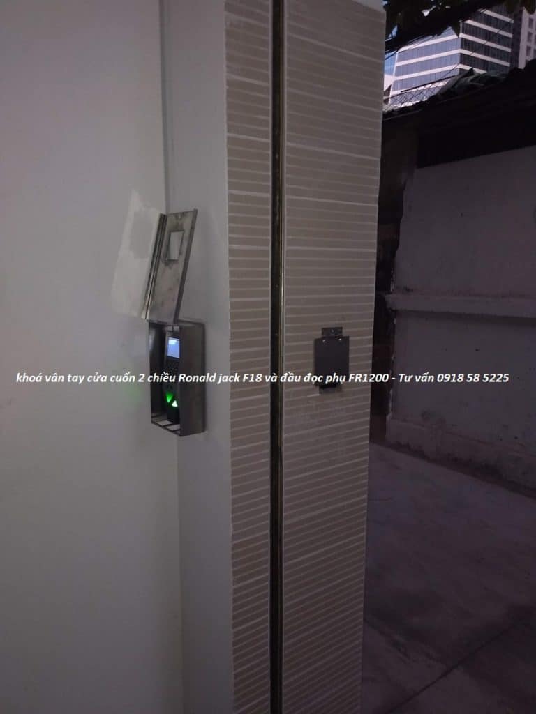 khoá vân tay cửa cuốn 2 chiều Ronald jack F18 và đầu đọc phụ FR1200 -