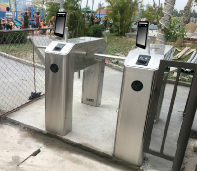 Kiểm soát nhận diện khuôn mặt đo thân nhiệt lối ra vào khu vui chơi giải trí