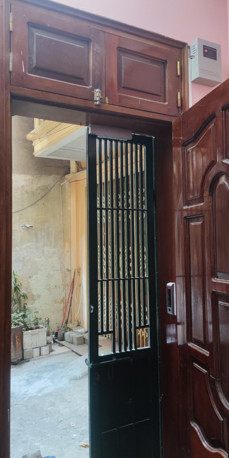 khóa cổng vân tay nhà trọ quản lý qua app điện thoại từ xa