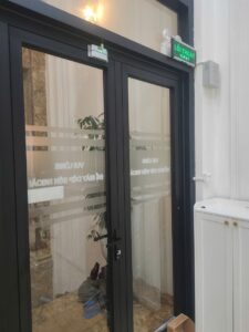 So sánh khóa cơ và khóa vân tay cho nhà trọ: Nên chọn loại nào?