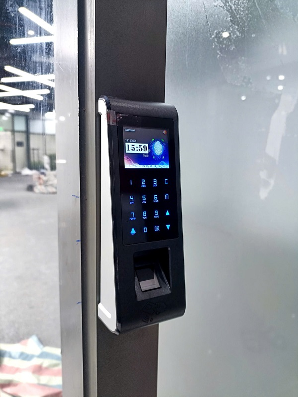 hệ thống chấm công wifi tích hợp kiểm soát cửa từ xa