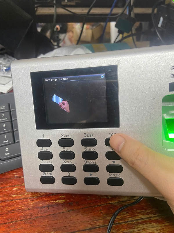 Máy chấm công không nhận vân tay