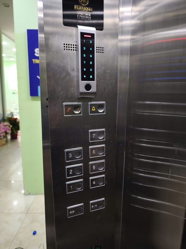 So Sánh Kiểm Soát Thang Máy Vân Tay Và Thẻ Từ