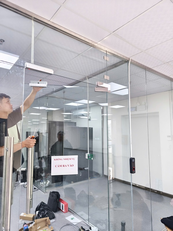 thiết bị kiểm soát cửa có Wifi